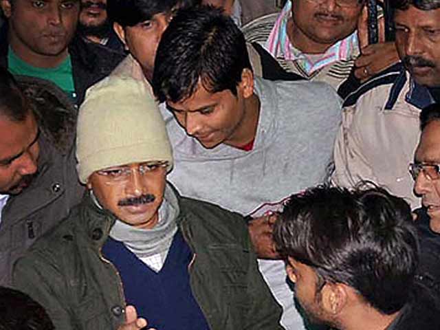 इंडिया न्यूजरूम : अपने ही फैसलों को पलटते केजरीवाल
