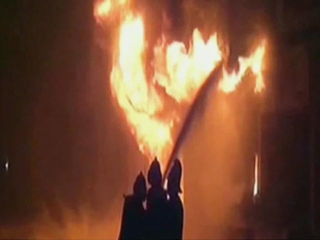ठाणे में छह गोदामों में भीषण आग