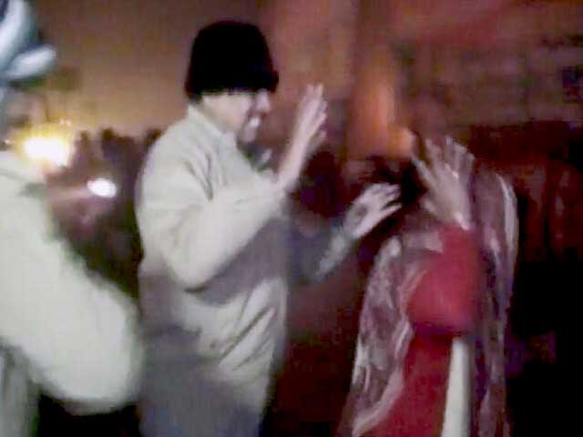 यूपी पुलिस का बेरहम चेहरा, महिला प्रदर्शनकारियों को पीटा