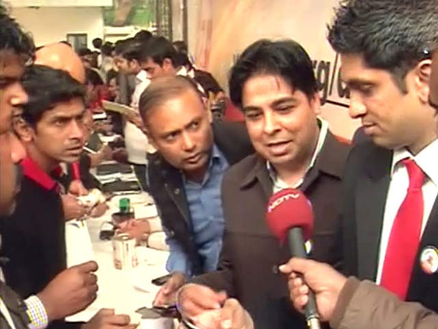 मोदी के लिए घर−घर चंदा मांग रही बीजेपी