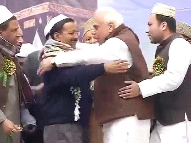 Arvind Kejriwal, Kapil Sibal's 'jhadoo ki jhappi' at Delhi event