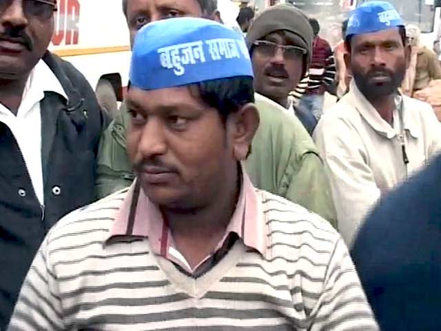 Video : AAP effect? (relatively) low-key birthday for Mayawati, blue caps included