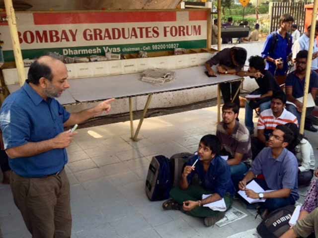 फुटपाथ पर चलती प्रोफेसर की पाठशाला