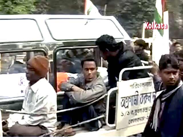Video : Kolkata: Controversy over student leader's death; Trinamool demonstrates, blames Left