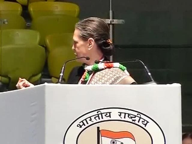 Video : Sonia Gandhi asks for Strepsils during speech at crucial Congress meet