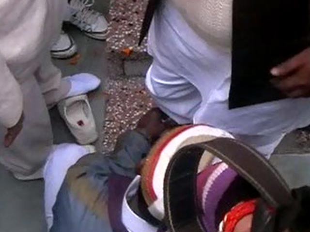 Samajwadi Party minister makes guard tie his shoe laces