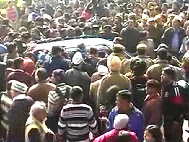 Police stop Kejriwal on his way to <i>dharna</i> outside Home Ministry