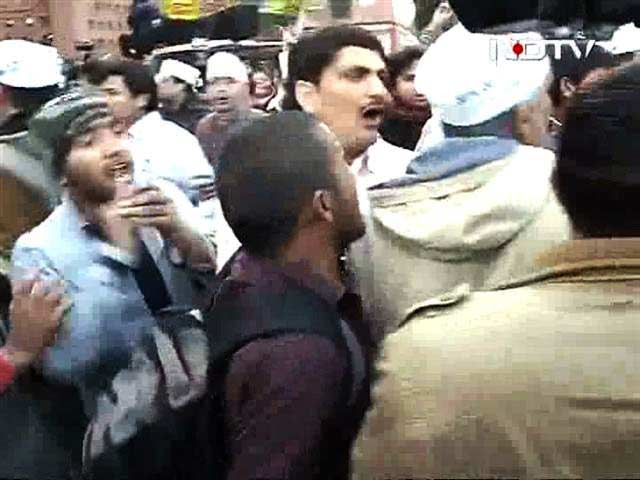 केजरीवाल के धरनास्थल पर धक्का-मुक्की