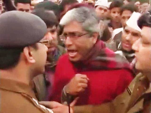 Video : AAP leaders shout at cops, allege supporters are being detained, beaten up
