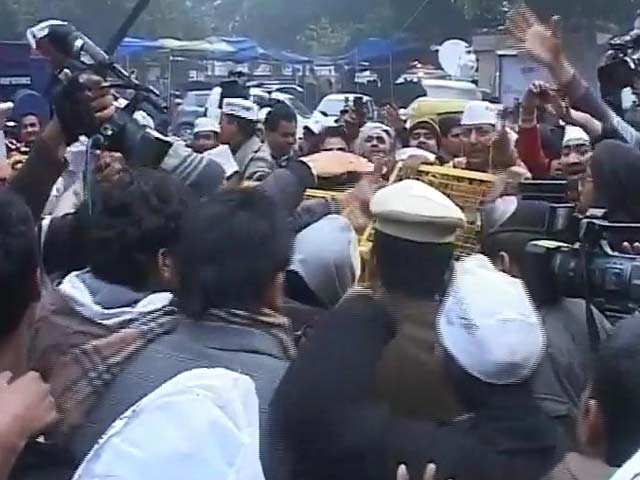 Videos : केजरीवाल समर्थक और पुलिस में फिर धक्का-मुक्की