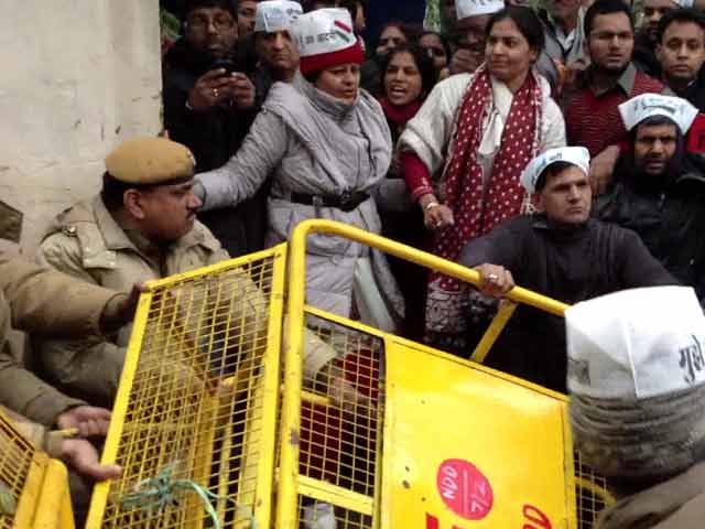 Clash between police, Kejriwal supporters; protesters break barricades