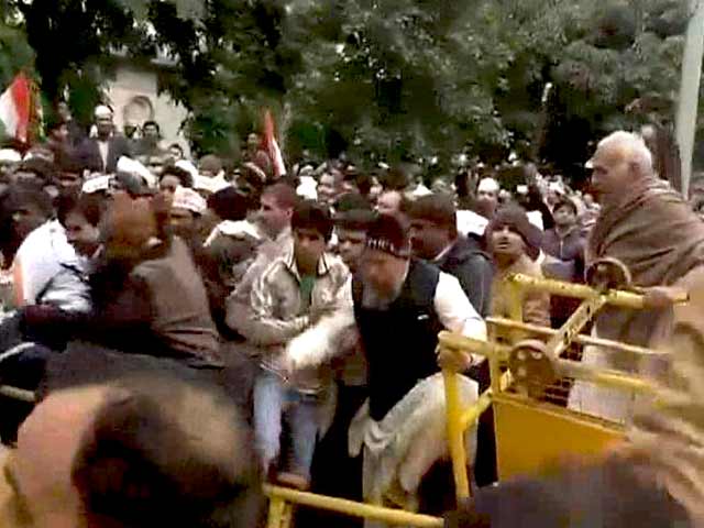 केजरीवाल समर्थक हुए बेकाबू, पुलिस का लाठीचार्ज