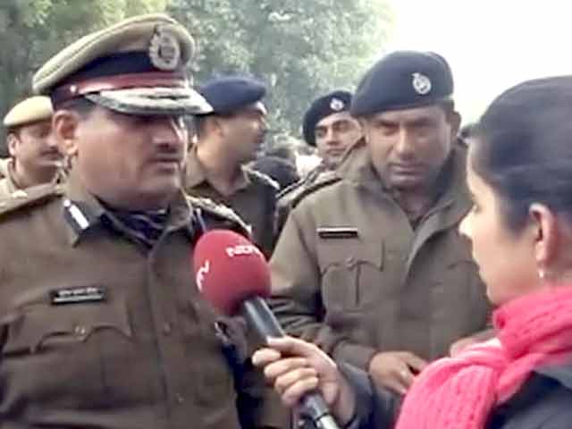 'आप' के कार्यकर्ता हमें भड़का रहे हैं : दिल्ली पुलिस