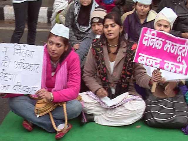 अरविंद केजरीवाल के खिलाफ अस्थायी टीचरों का धरना