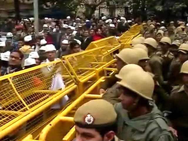 Protesters from Arvind Kejriwal's AAP break barricades, throw stones at cops