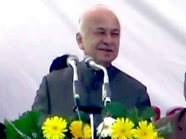 'पागल' मुख्यमंत्री : केजरीवाल के धरने पर बोले गृहमंत्री शिंदे