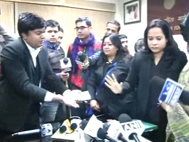 Video : Caught on camera: Somnath Bharti's lawyers, women's panel chief in shouting match