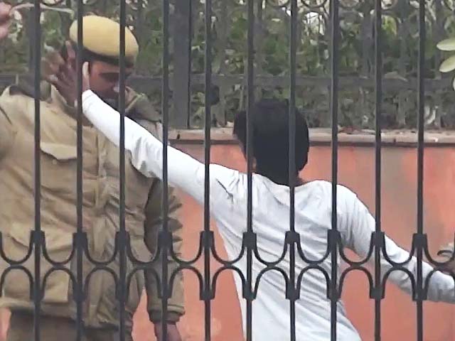 Video : AAP posts video of alleged police brutality, says Home Minister should act