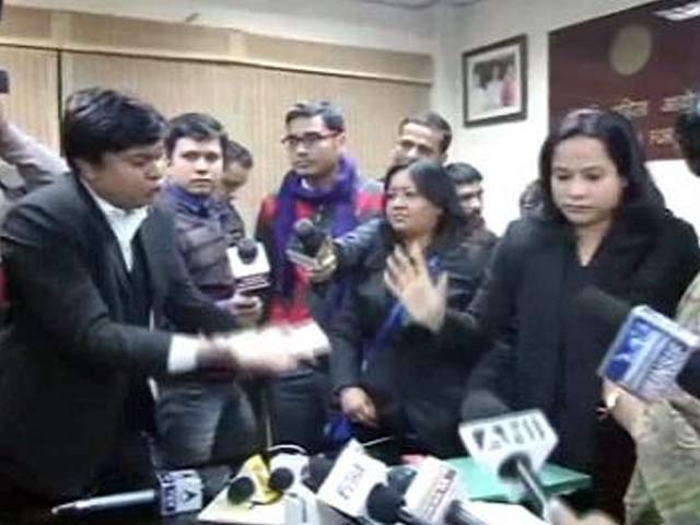 कैमरे में कैद : सोमनाथ के वकील और महिला आयोग में नोकझोंक