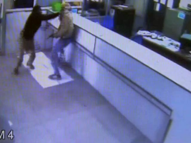 कैमरे में कैद : सुरक्षाकर्मियों ने बैंक लूट की कोशिश नाकाम की