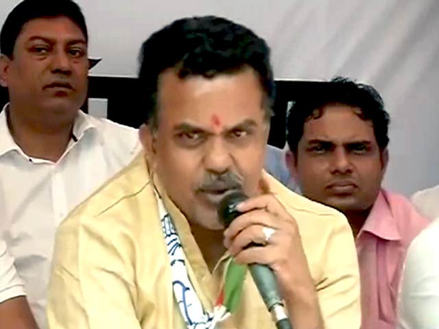 अनशन पर बैठे संजय निरुपम ने दी आत्मदाह की धमकी