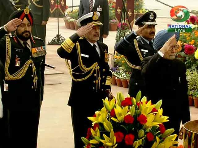 Prime Minister Manmohan Singh pays tribute to martyrs at Amar Jawan Jyoti
