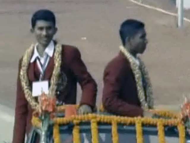 Videos : गणतंत्र दिवस के दिन राजपथ पर दिखे बहादुर बच्चे