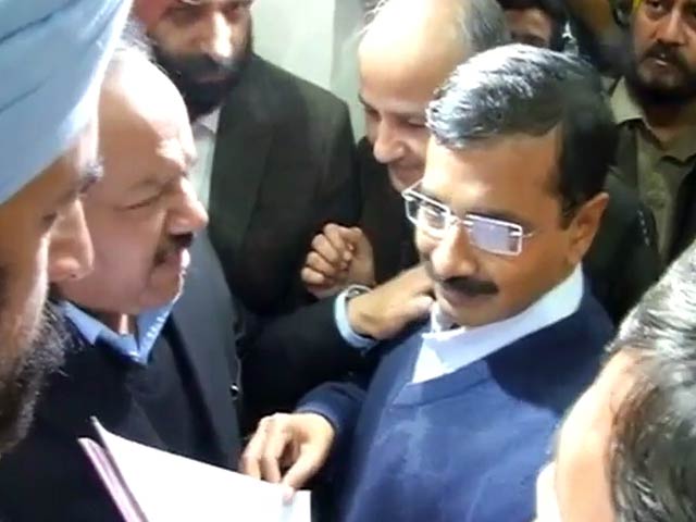 खबरों की खबर : केजरीवाल पर धरना वार