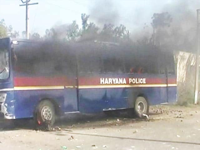 Video : Protesting villagers clash with cops in Hisar, two police buses set on fire