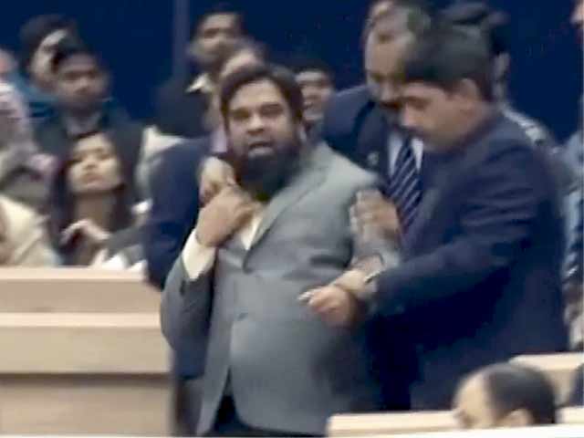 पीएम के कार्यक्रम में एक शख्स ने किया हंगामा