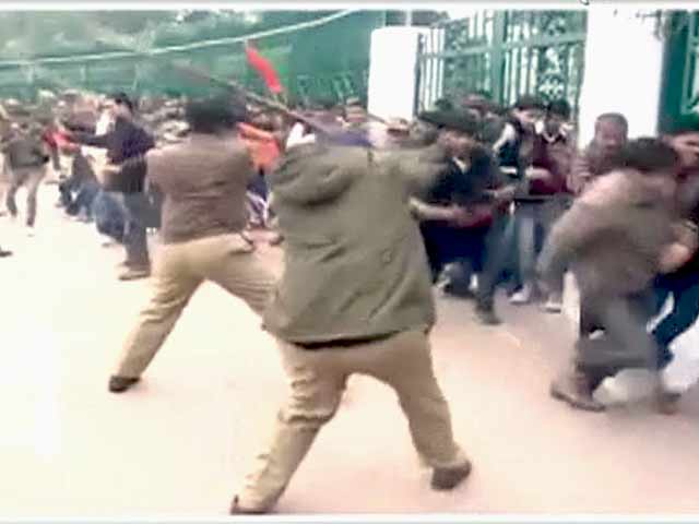 लखनऊ : एबीवीपी के कार्यकर्ताओं पर लाठीचार्ज