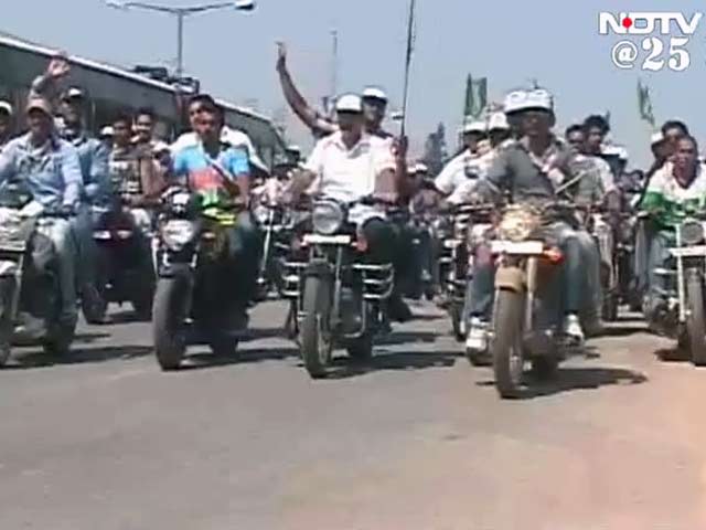 बेंगलुरु : रैली में सड़क नियमों की किसे परवाह