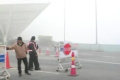 Thick early morning fog engulfs Delhi, 28 flights affected Thick early morning fog engulfs Delhi, 28 flights affected