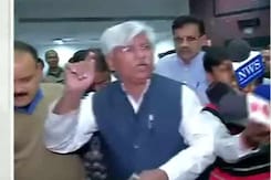 केजरीवाल की प्रेस कॉन्फ्रेंस में कांग्रेसी विधायक का हंगामा केजरीवाल की प्रेस कॉन्फ्रेंस में कांग्रेसी विधायक का हंगामा