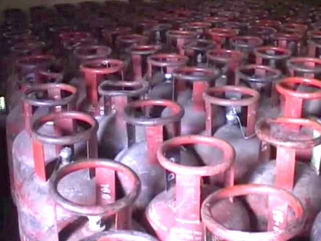 Rahul effect: Cabinet raises quota of subsidised gas cylinders to 12 from 9