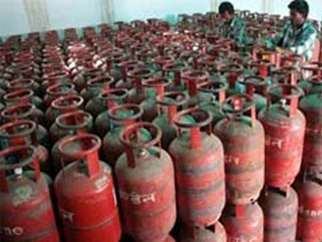 न्यूजरूम : अब साल में 12 रियायती सिलेंडर