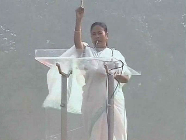 With an eye at the Centre, Mamata Banerjee calls for 'parivartan' in Delhi