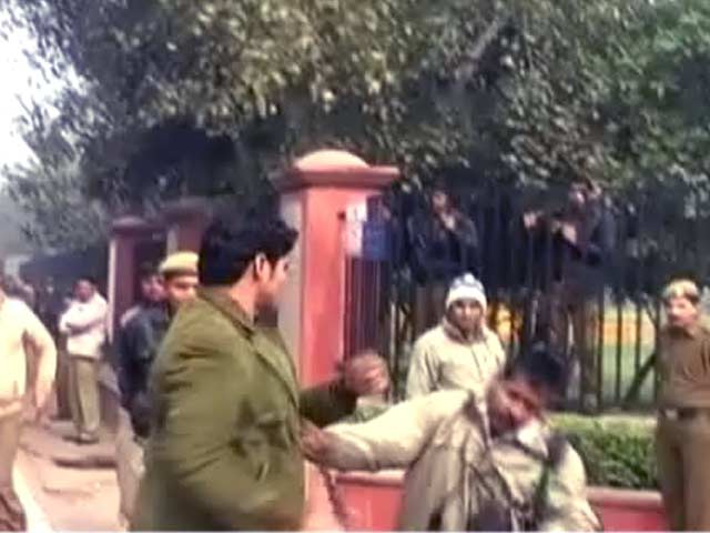 Videos : कैमरे में कैद : दिल्ली पुलिस ने पत्रकार को मारा थप्पड़