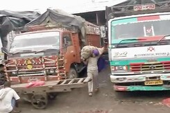 आजादपुर मंडी में व्यापारी हड़ताल पर आजादपुर मंडी में व्यापारी हड़ताल पर