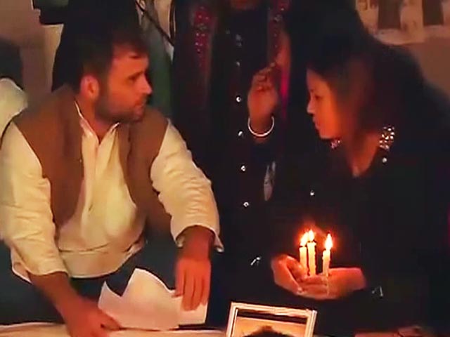 जंतर मंतर पर प्रदर्शनकारियों के साथ बैठे राहुल गांधी