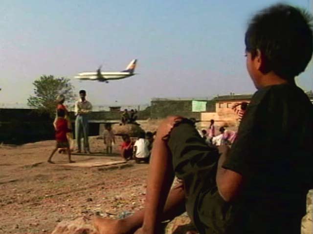 रवीश उवाच : बिलो इंफॉर्मेशन लाइन का क्या?