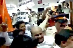 शिवसेना ने पाक एक बैंड की प्रेस वार्ता में किया हंगामा शिवसेना ने पाक एक बैंड की प्रेस वार्ता में किया हंगामा