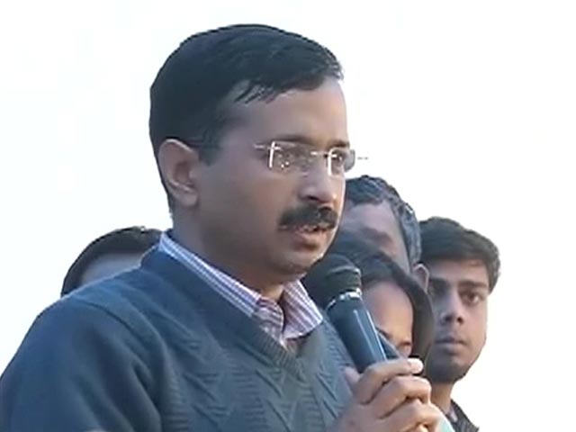 जंतर मंतर पर प्रदर्शनकारियों के साथ अरविंद केजरीवाल