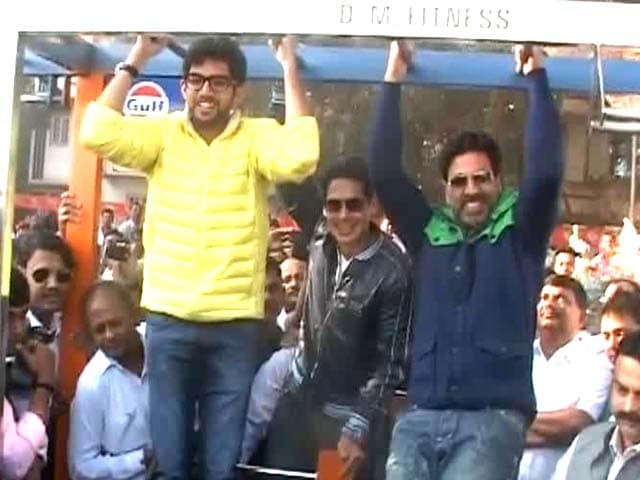 Video : Akshay Kumar turns trainer