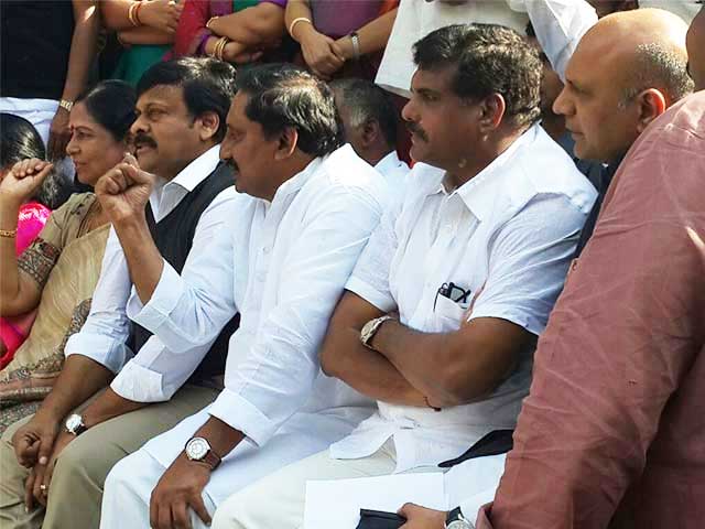 Telangana, Seemandhra supporters clash outside Andhra Bhawan