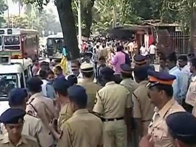 Videos : मुंबई में सस्ते घर की अफवाह पर जुटी भीड़