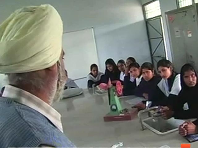 पंजाब : लड़कियों के स्कूलों से पुरुष शिक्षकों का तबादला