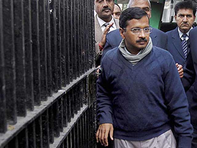 उपराज्यपाल से मिलने पहुंचे मुख्यमंत्री केजरीवाल