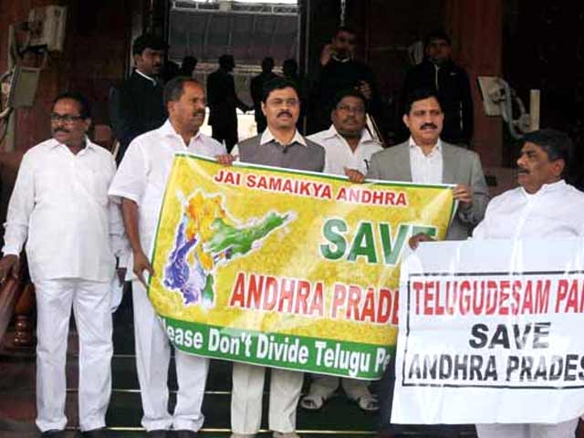 For Telangana push, Congress expels six MPs