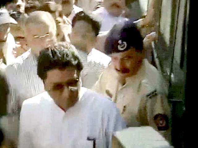 Videos : टोल वसूली : राज ठाकरे हिरासत से हुए रिहा